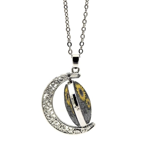 Détail du pendentif lune tournant tournesol avec gravure You are my sunshine