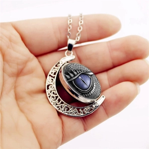 Detailansicht der drehbaren Drachenaugen-Mondkette mit lila Iris und feiner Gravur