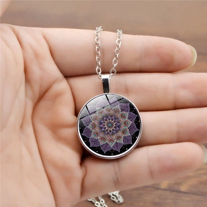Collana con ciondolo mandala in cristallo di vetro e catena argentata stile etnico