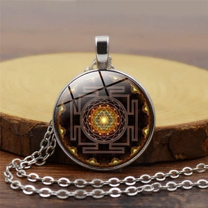 Détail du collier pendentif géométrie sacrée Sri Yantra avec cabochon en verre et métal