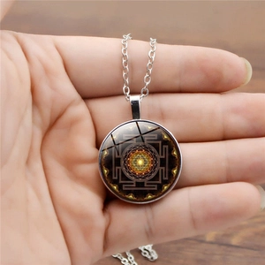 Collier avec pendentif mandala Sri Yantra géométrie sacrée et chaîne argentée rétro