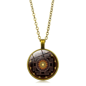 Détail du pendentif géométrique Sri Yantra en bronze rétro avec couvercle en verre