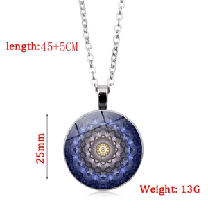 Collier avec pendentif mandala en verre de 25mm et motif géométrique bleu et violet