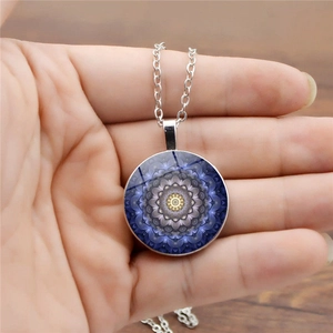 Collier avec pendentif mandala en verre double face et motif floral bohème bleu élégant