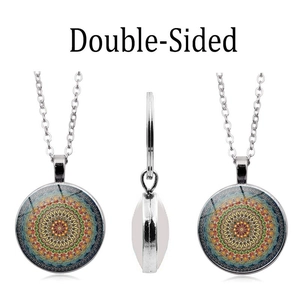 Vues détaillées du pendentif mandala double face en verre avec chaîne argentée