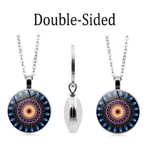 Collier mandala double face avec pendentif en verre, vues de face, de profil et de dos