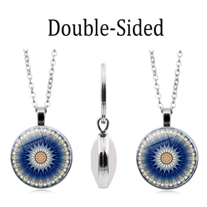 Détail du collier pendentif Mandala double face en verre avec cadre en alliage argenté