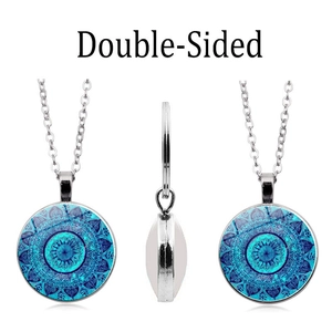 Vue en trois angles d'un collier pendentif mandala bleu double face en verre et argent