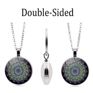Vues détaillées du motif mandala double face sur le collier avec pendentif en verre vintage