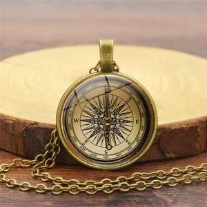 Steampunk-Kompass-Halskette mit Bronze-Anhänger auf rustikalem Holzuntergrund