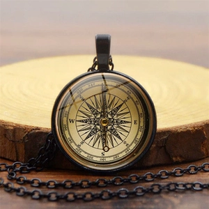 Steampunk Kompass Anhänger Halskette mit Glaskuppel auf Holzhintergrund