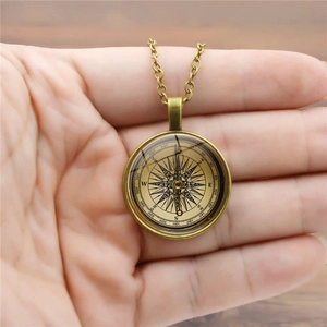 Nahaufnahme des Steampunk-Kompass-Anhängers mit Glaskuppel und antikem Bronze-Finish