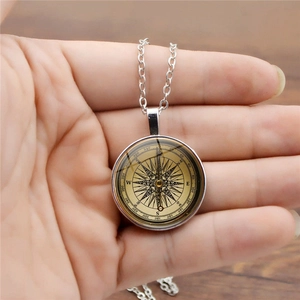 Makroaufnahme der Steampunk Kompass-Halskette mit detaillierter nautischer Gravur im Vintage-Stil