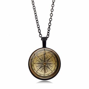 Detail eines Steampunk-Kompass-Anhängers mit Vergrößerungskuppel und schwarzer Kette