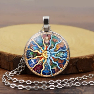 Détail du pendentif zodiaque soleil et lune avec chaîne en alliage argenté au style rétro