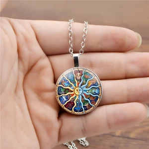 Détail du collier pendentif vintage soleil et lune avec motifs de signes du zodiaque
