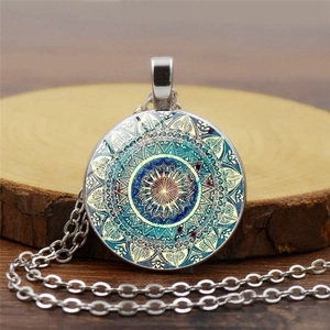 Collier avec pendentif mandala en verre bohème et motif géométrique bleu-vert complexe