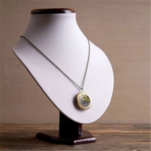 Collier médaillon vintage avec tournesol et You Are My Sunshine sur buste blanc