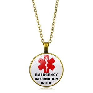 Vista dettagliata del ciondolo medico in bronzo con testo informativo di emergenza