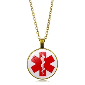 Dettaglio del ciondolo per diabete in oro antico con simbolo medico rosso Stella della Vita