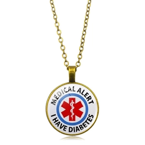 Dettaglio ravvicinato della collana di allerta medica per diabete in bronzo stile vintage