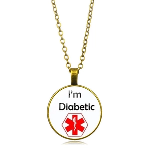 Macro del ciondolo medico in bronzo vintage con testo I'm Diabetic e simbolo della stella