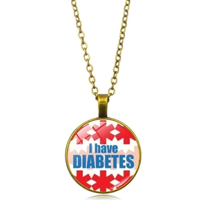 Dettaglio del ciondolo medico in bronzo con testo I have DIABETES e stella medica rossa