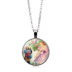 Détail du pendentif casse-noisette avec illustration de ballerine et chaîne argentée