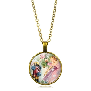 Détail d'un collier pendentif Casse-Noisette en bronze avec cabochon en verre vintage