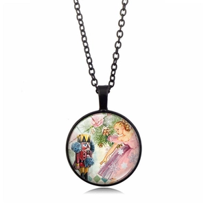 Détail du collier pendentif en verre avec illustration vintage du ballet Casse-Noisette