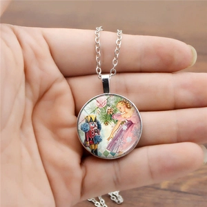 Gros plan détaillé du pendentif dôme en verre casse-noisette avec monture en argent