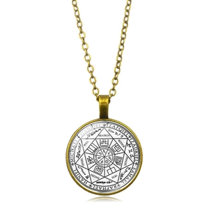 Détail du pendentif sceau des archanges en bronze avec gravures géométriques mystiques