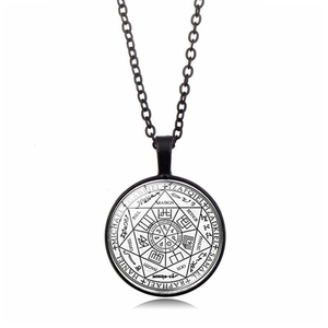 Vue macro détaillée du sceau des sept archanges sur un pendentif à chaîne noire