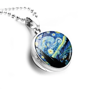 Vista macro del pendente Van Gogh Notte Stellata con collana a catena a sfere d'argento