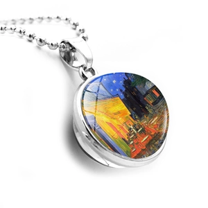 Dettaglio della collana con ciondolo in vetro e pittura Il caffè di notte di Van Gogh