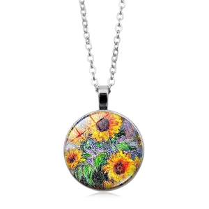 Dettaglio ravvicinato del ciondolo Girasoli di Van Gogh con catena in metallo argento