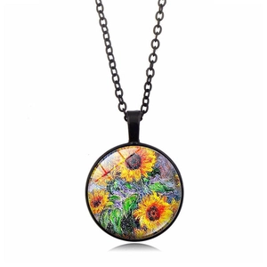 Primo piano di una collana con ciondolo nero e motivo di girasole stile Van Gogh