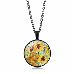 Dettaglio della collana circolare nera con cabochon in vetro dei girasoli di Van Gogh