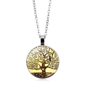 Dettaglio del ciondolo Albero della Vita di Klimt con cupola in vetro su catena d'argento