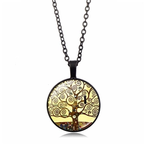 Dettaglio macro del ciondolo Albero della Vita in vetro su una collana con catena nera