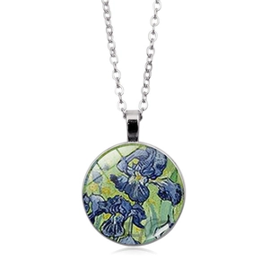 Dettaglio della collana con ciondolo in vetro argento e motivo floreale Irises di Van Gogh