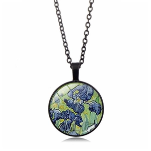 Dettaglio del ciondolo cabochon in vetro Van Gogh Irises su una collana a catena nera
