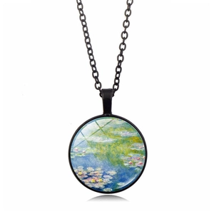 Dettaglio della collana con ciondolo in vetro e stampa artistica Ninfee di Monet