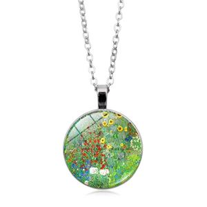 Dettaglio della collana d'argento con cabochon tondo in vetro e motivo floreale Klimt