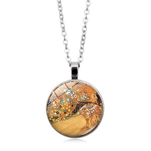 Dettaglio macro del ciondolo argentato con opera d'arte Serpenti d'acqua di Klimt