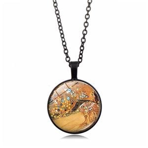 Dettaglio del ciondolo cabochon nero con arte di Klimt su una sottile catena a maglie