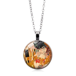 Dettaglio del ciondolo Gustav Klimt Il Bacio con cupola in vetro e catena in argento