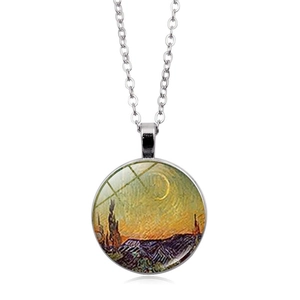 Dettaglio del ciondolo d'argento con motivo Notte Stellata di Van Gogh e cupola in vetro