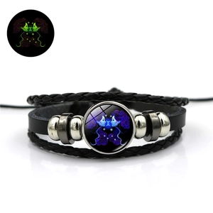 Détail du bracelet multicouche en cuir signe Gémeaux avec effet lumineux phosphorescent