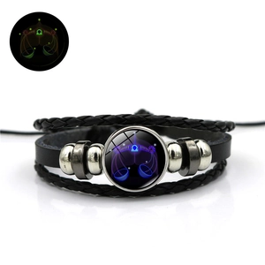 Vue détaillée du bracelet Balance en cuir avec symbole du zodiaque lumineux vert